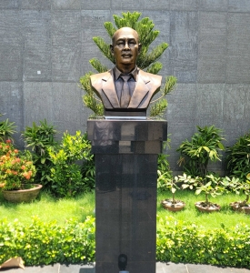 Tượng Chân Dung Thầy Độ - Sáng Lập Trường Đại Học Văn Lang