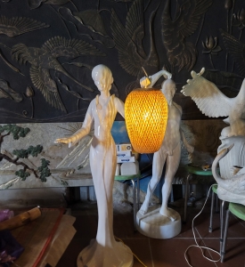 Tượng Cô Gái Cầm Đèn Trang Trí