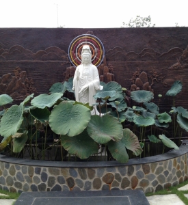 Tượng Phật Bà Quan Âm Màu Trắng Chất Liệu Composite