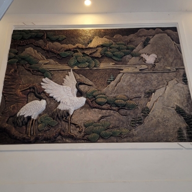 Hướng dẫn phối hợp tranh phù điêu composite và nội thất phòng khách đẹp mắt