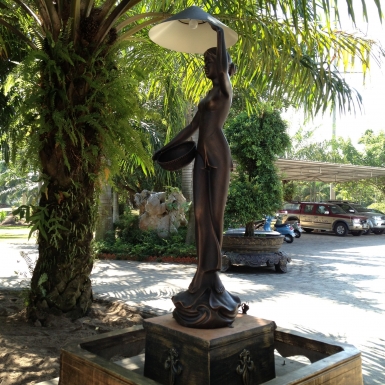 Mua tượng đèn trang trí sân vườn - Tạo điểm nhấn cho không gian 