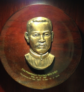 Phù Điêu Chân Dung Đặt Cha Trương Bửu Diệp Đặt Trên Đĩa Sơn Mài