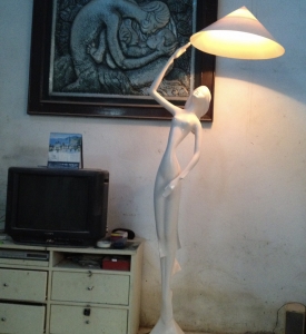 Tượng Đèn Cô Gái Cầm Nón Lá