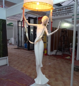 Tượng Đèn Cô Gái Cầm Nón Quai Thao