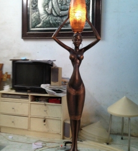 Tượng Đèn Cô Gái Dân Tộc