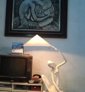 Tượng Đèn Cô Gái Ngồi Cầm Nón Lá