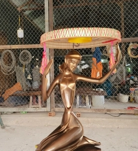Tượng Đèn Cô Gái Ngồi Cầm Nón Quai Thao