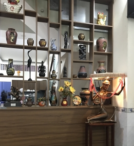 Tượng Đèn Nghệ Thuật Cô Gái Cầm Nón Quai Thao