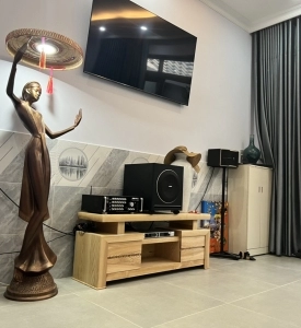 Tượng Đèn Trang Trí Cô Gái Cầm Nón Quai Thao
