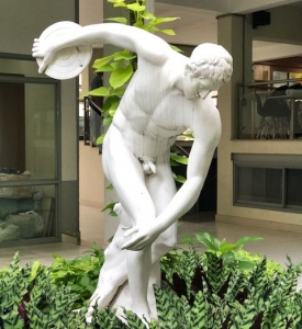 Tượng Lực Sĩ Ném Dĩa