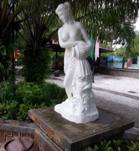 Tượng Cô Gái Đổ Nước